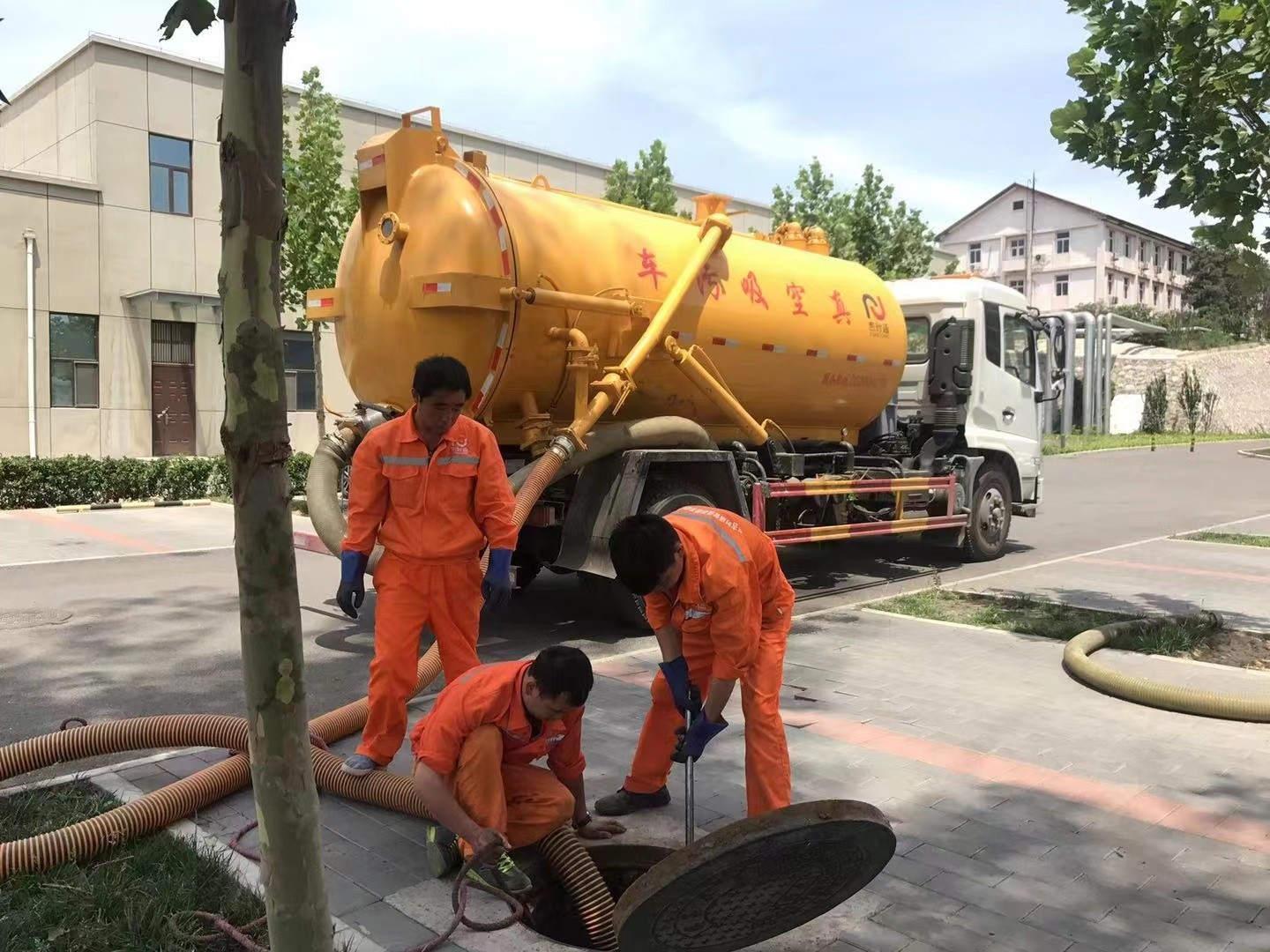 堆龙德庆化粪池清理与5-8吨吸粪车施工效率分析